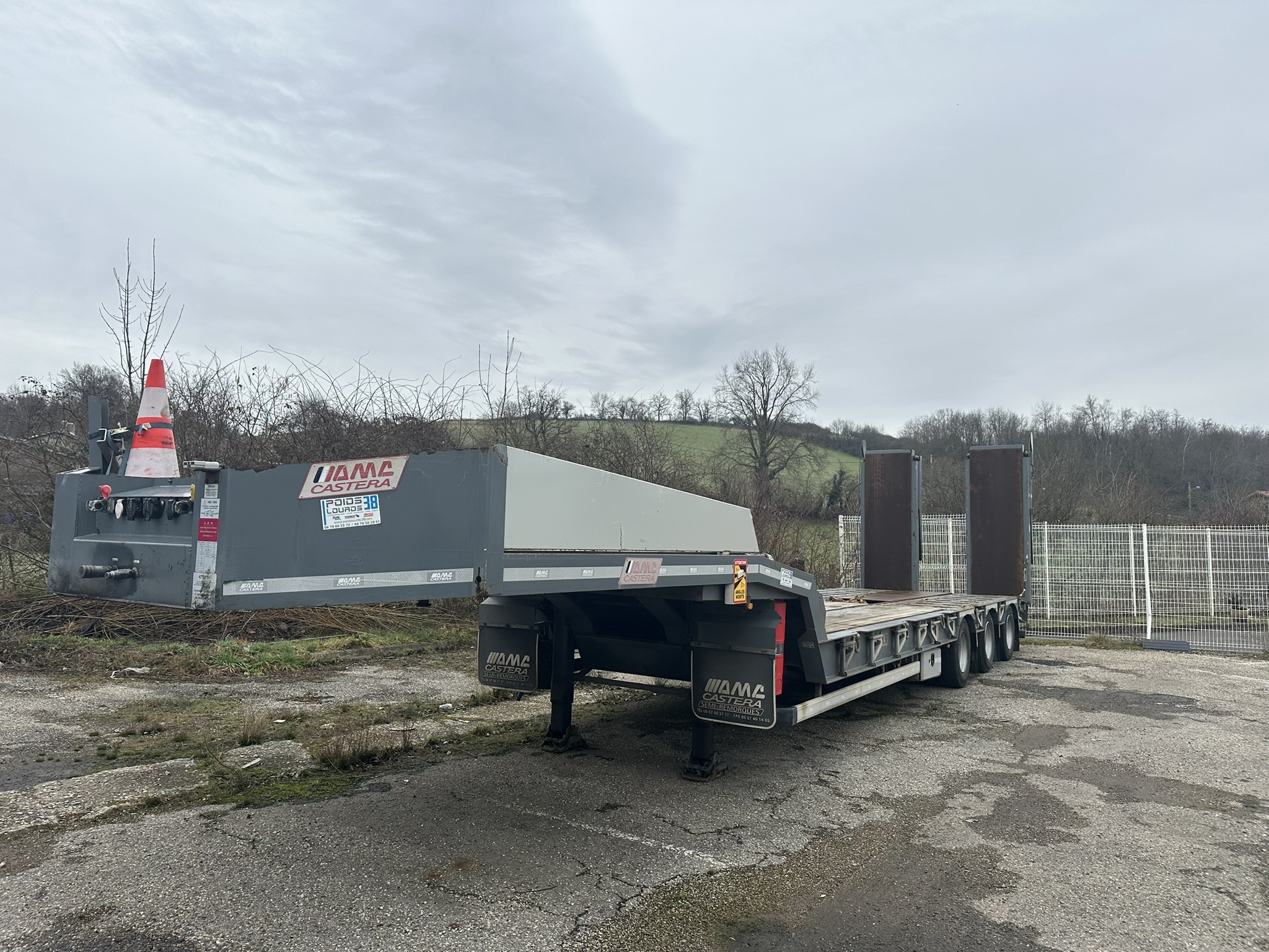 Vehicule Semi-remorque Porte engins PL 38 3 essieux AMC CASTERA