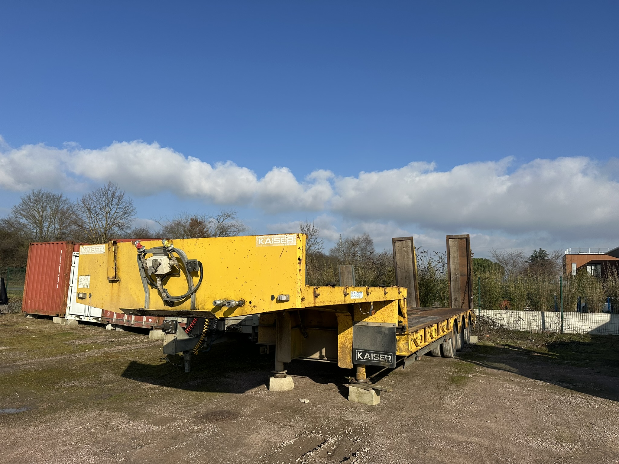 Vehicule Semi-remorque Porte engins 3 essieux KAISER