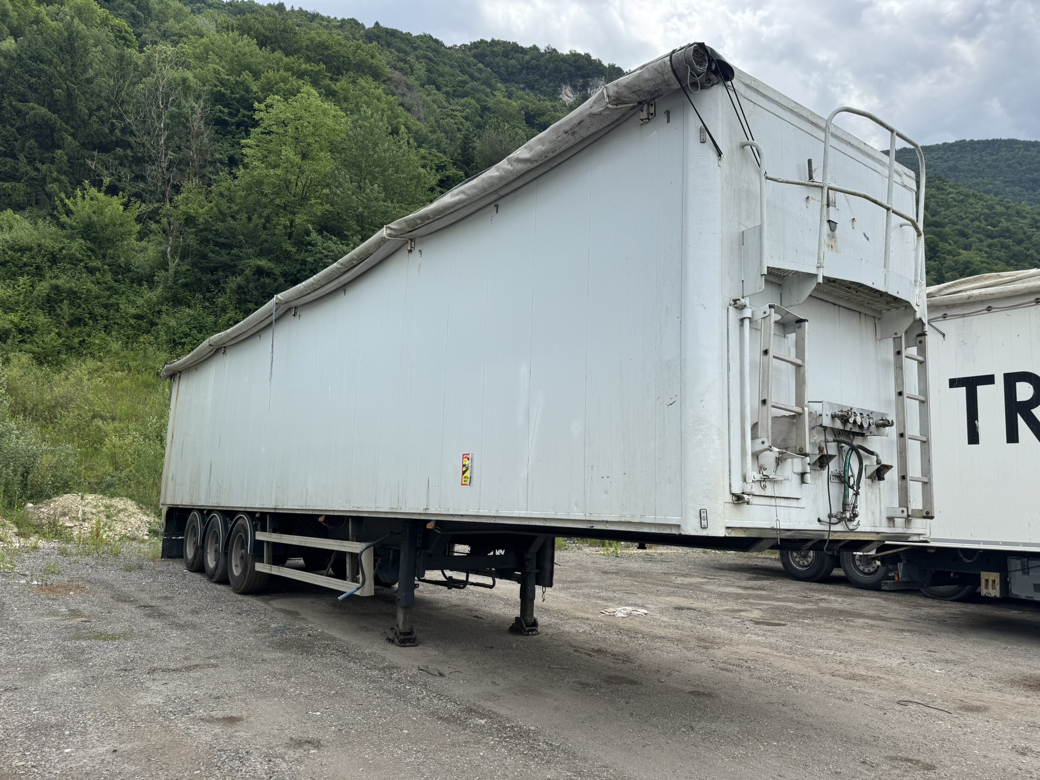 Vehicule SEMI-REMORQUE LECITRAILER KNAPEN