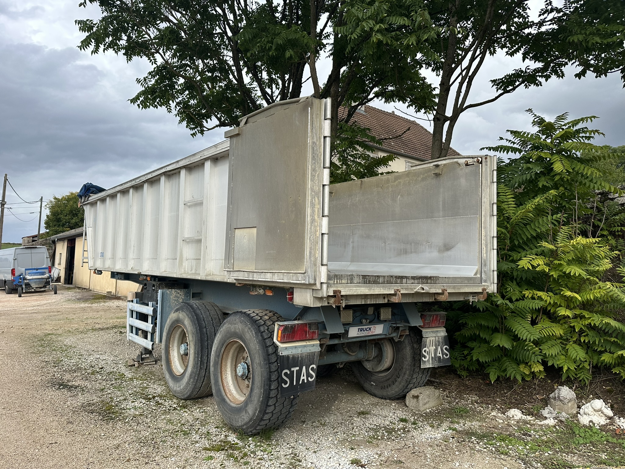 Vehicule SEMI REMORQUE BENNE STAS