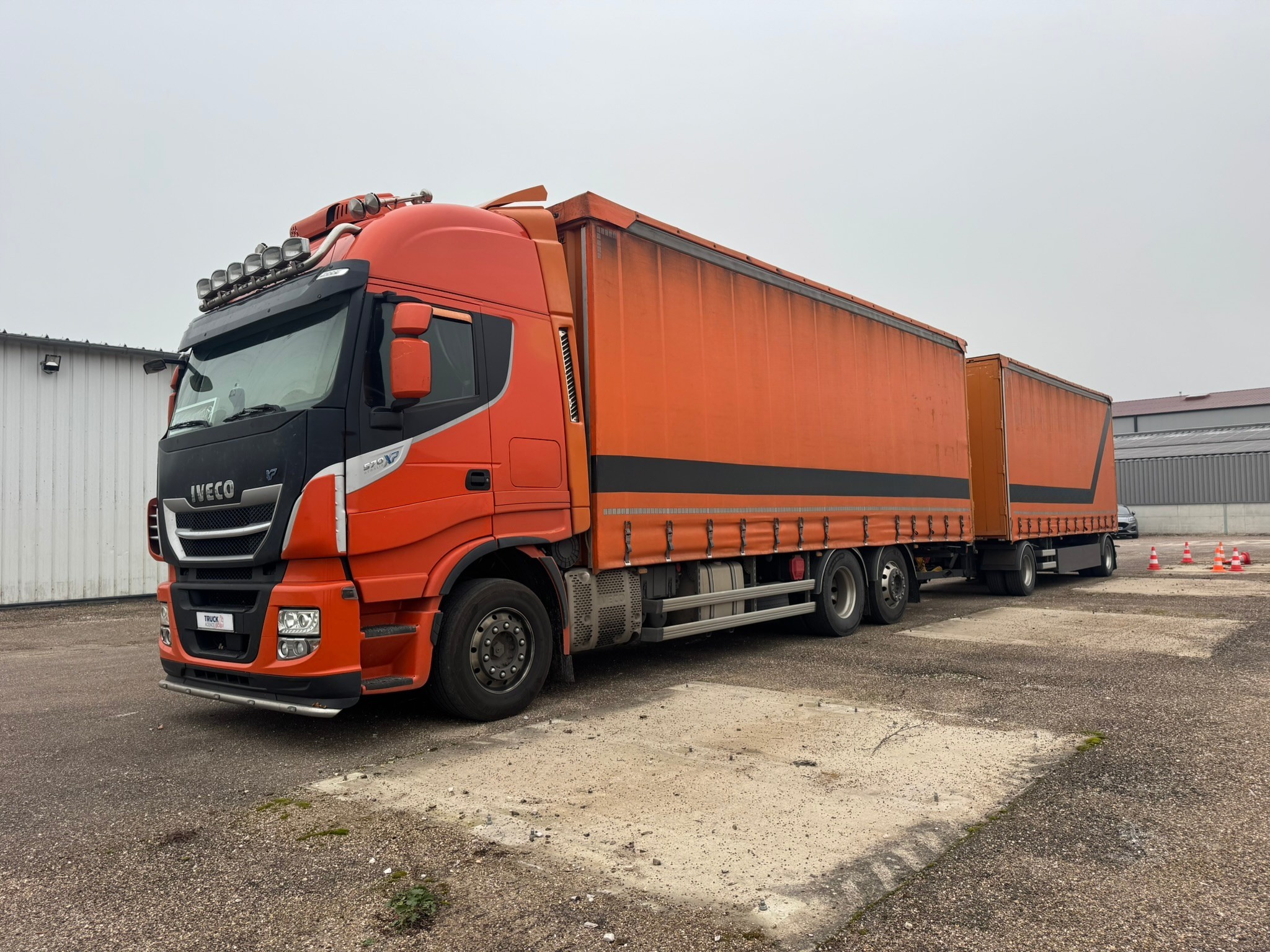 Vehicule Ensemble Porteur Iveco 6×2*4 570XP Stralis + Remorque traditionnelle Lecitrailer