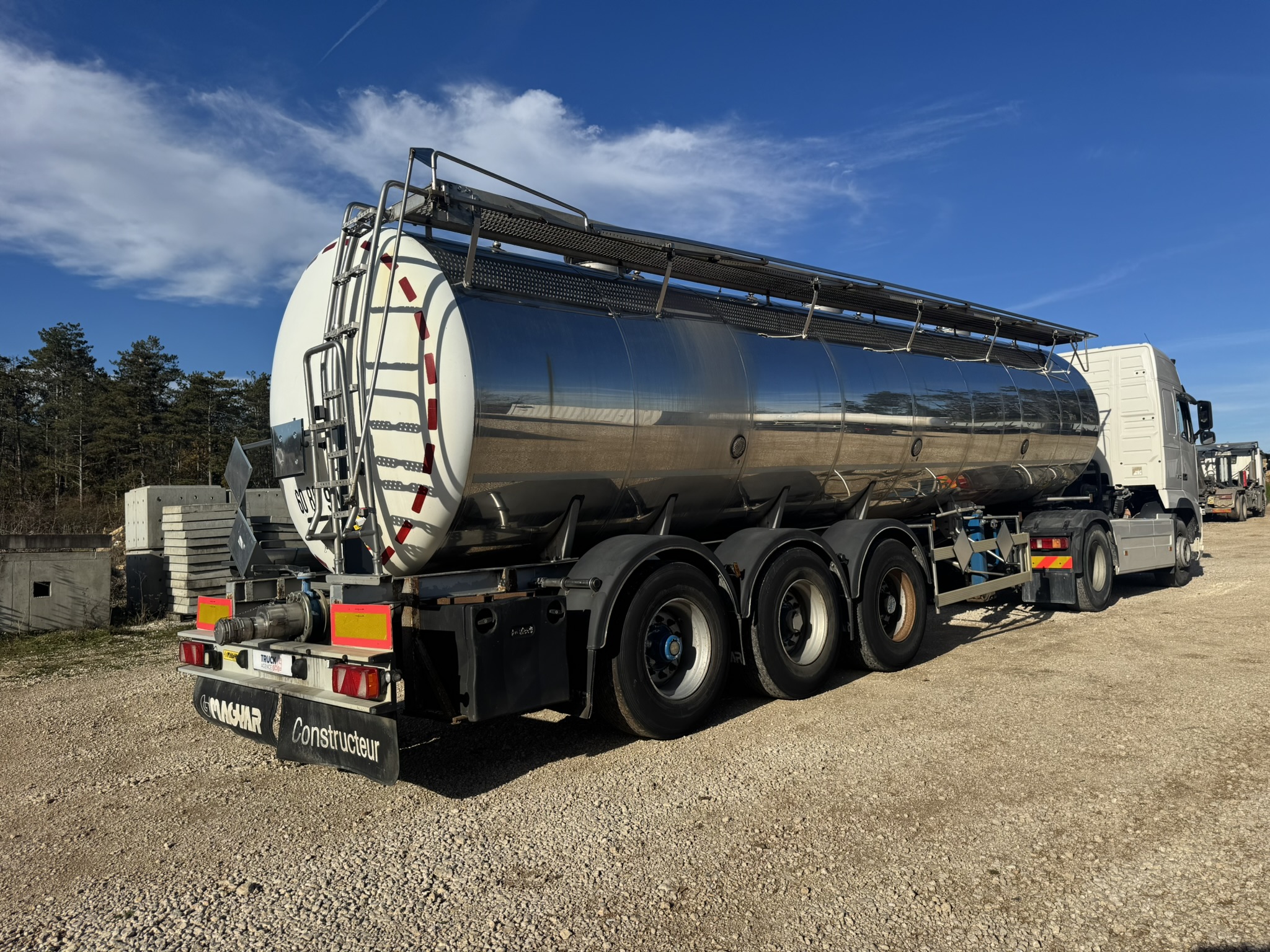 Vehicule Semi-remorque MAGYAR Citerne Isotherme