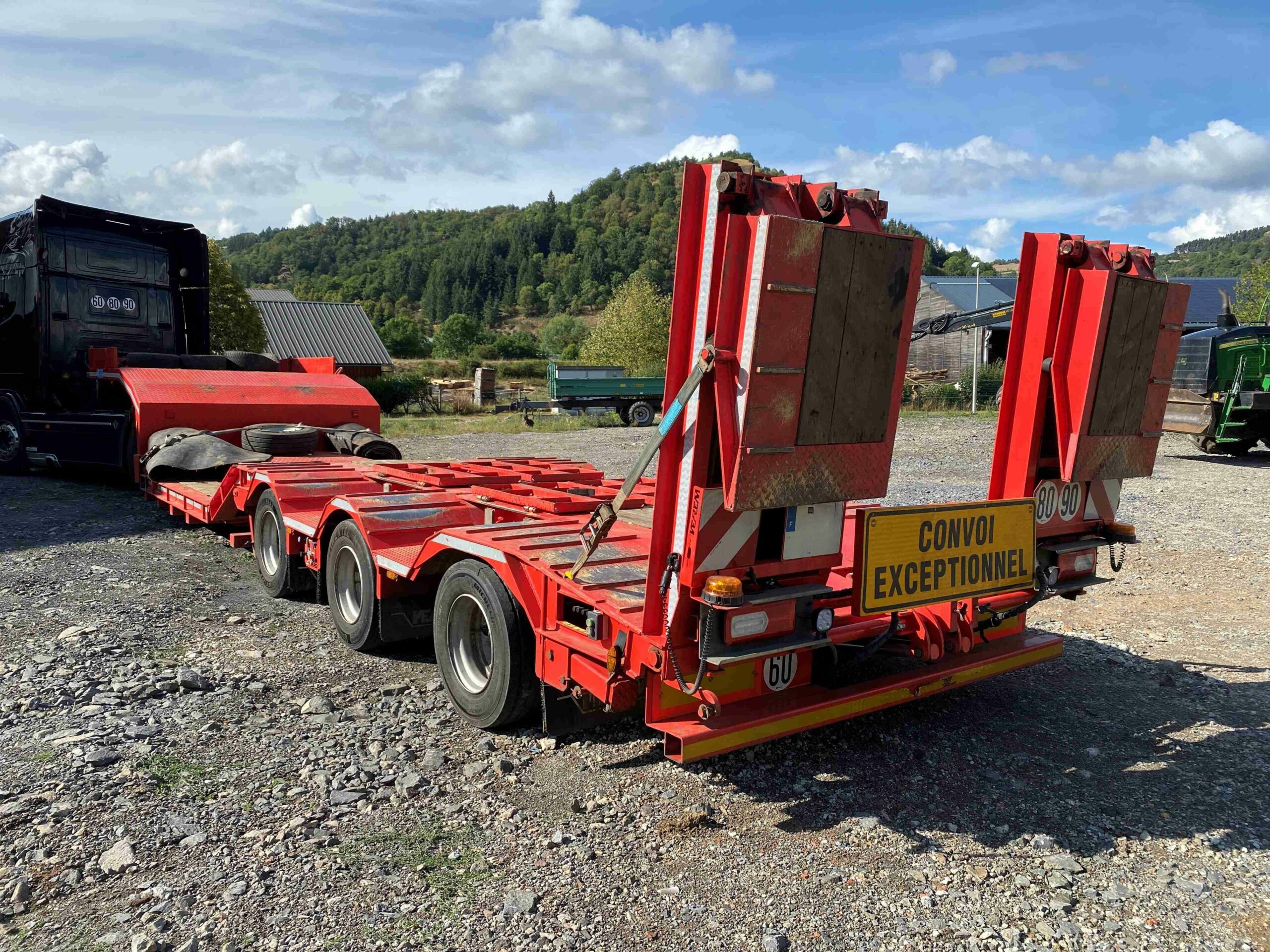 Vehicule SEMI-REMORQUE PORTE-ENGINS VEREM