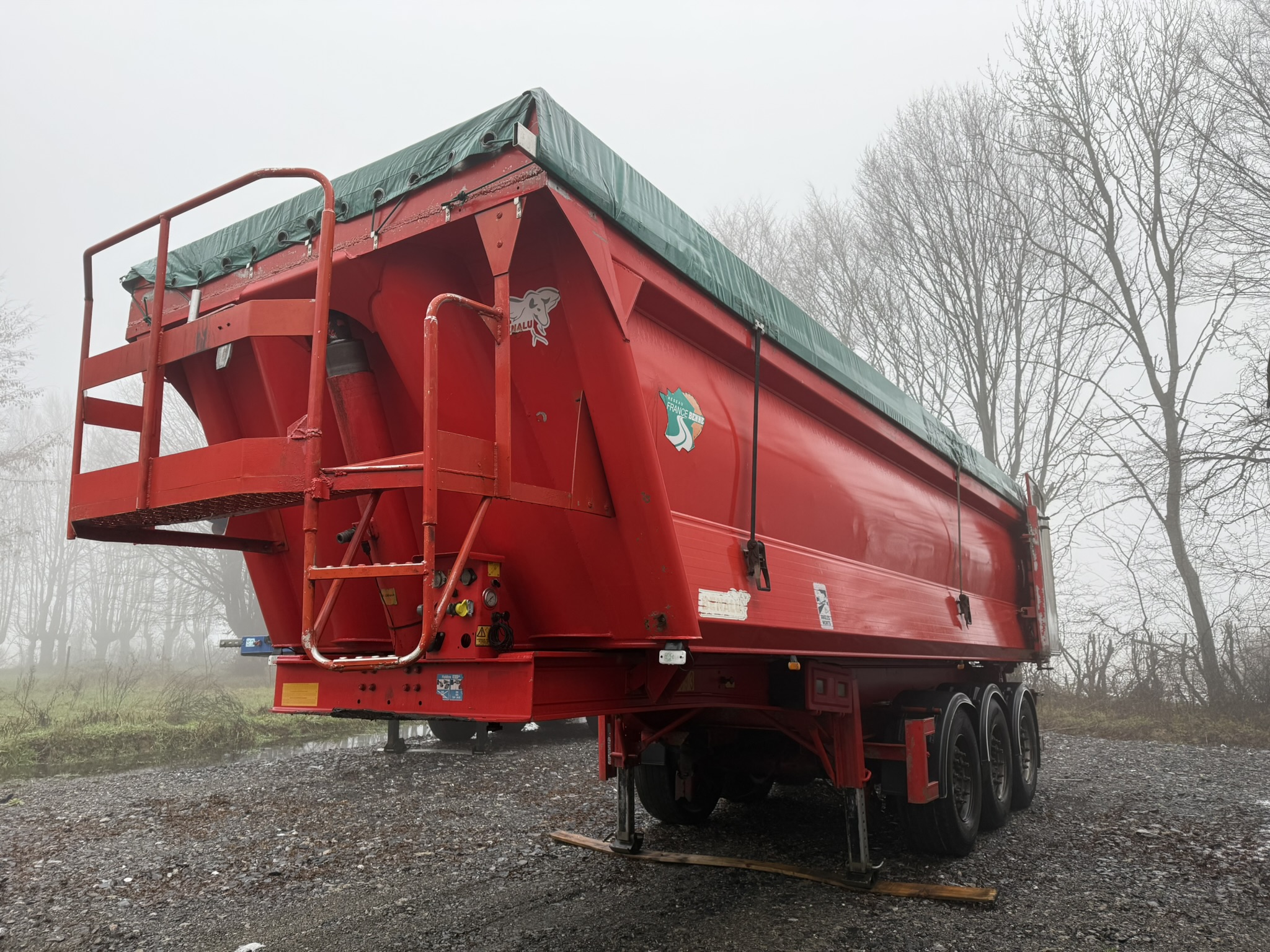 Vehicule SEMI REMORQUE BENNE ENROCHEMENT BENALU
