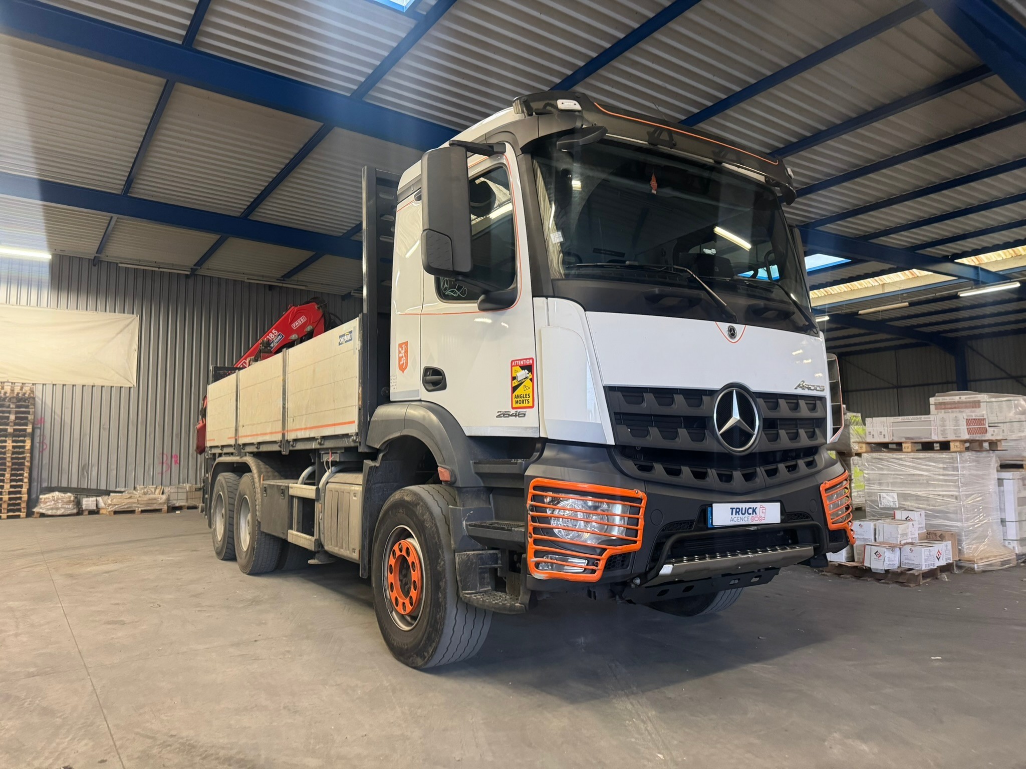 Vehicule MERCEDES Arocs 2646 6×4 Plateau Grue FASSI F185