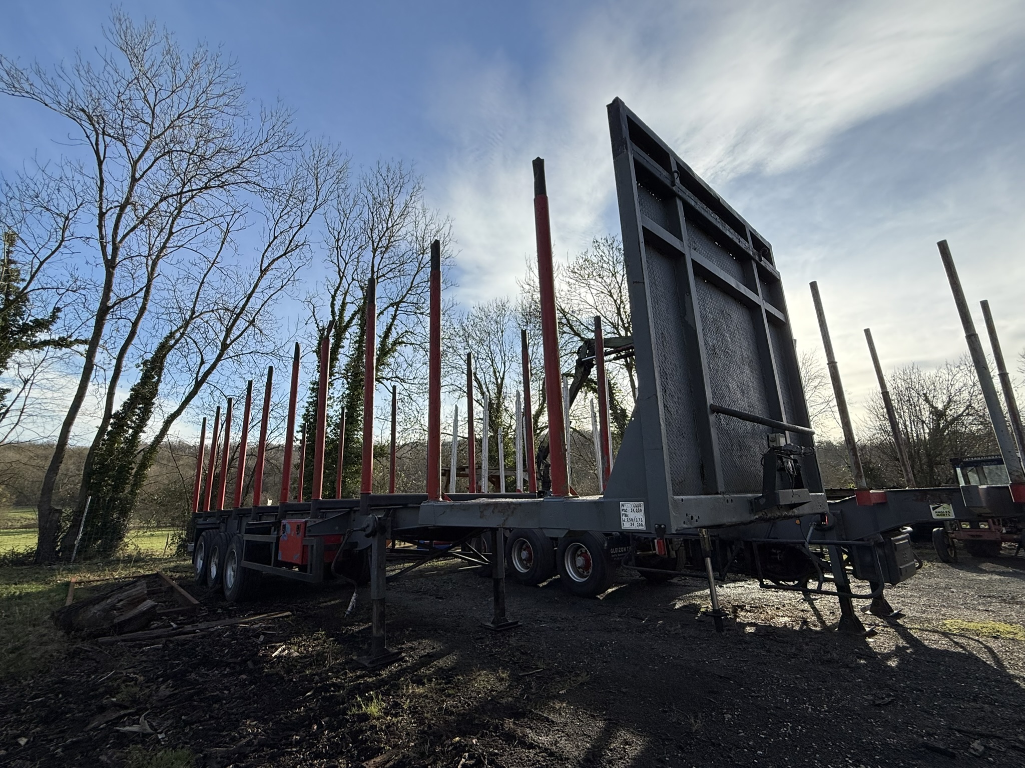 Vehicule Semi-remorque Plateau Forestier 3 essieux TRAILOR