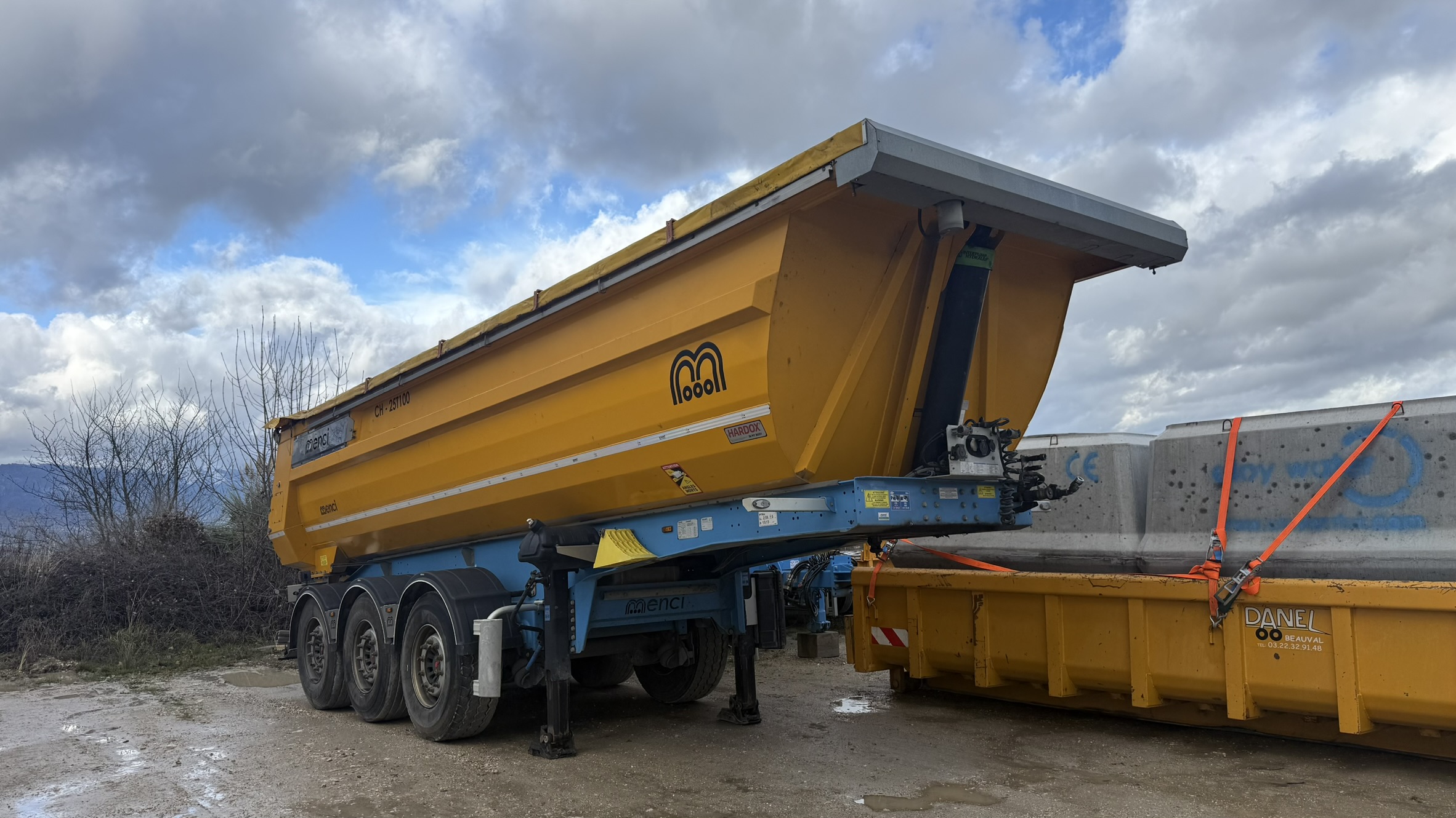Vehicule SEMI-REMORQUE BENNE MENCI