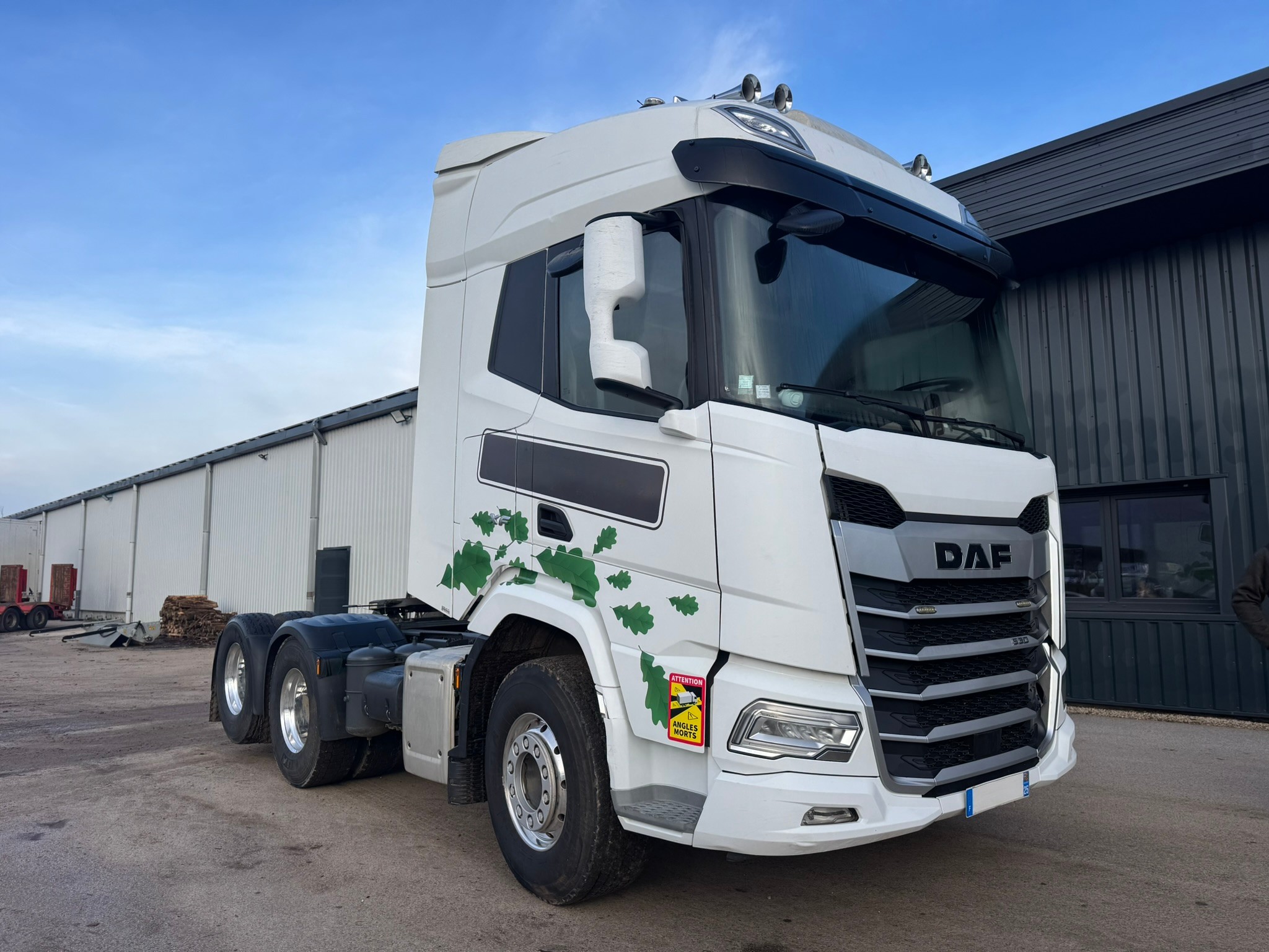 Vehicule DAF XF 530 FTS 6×2 roues jumelées