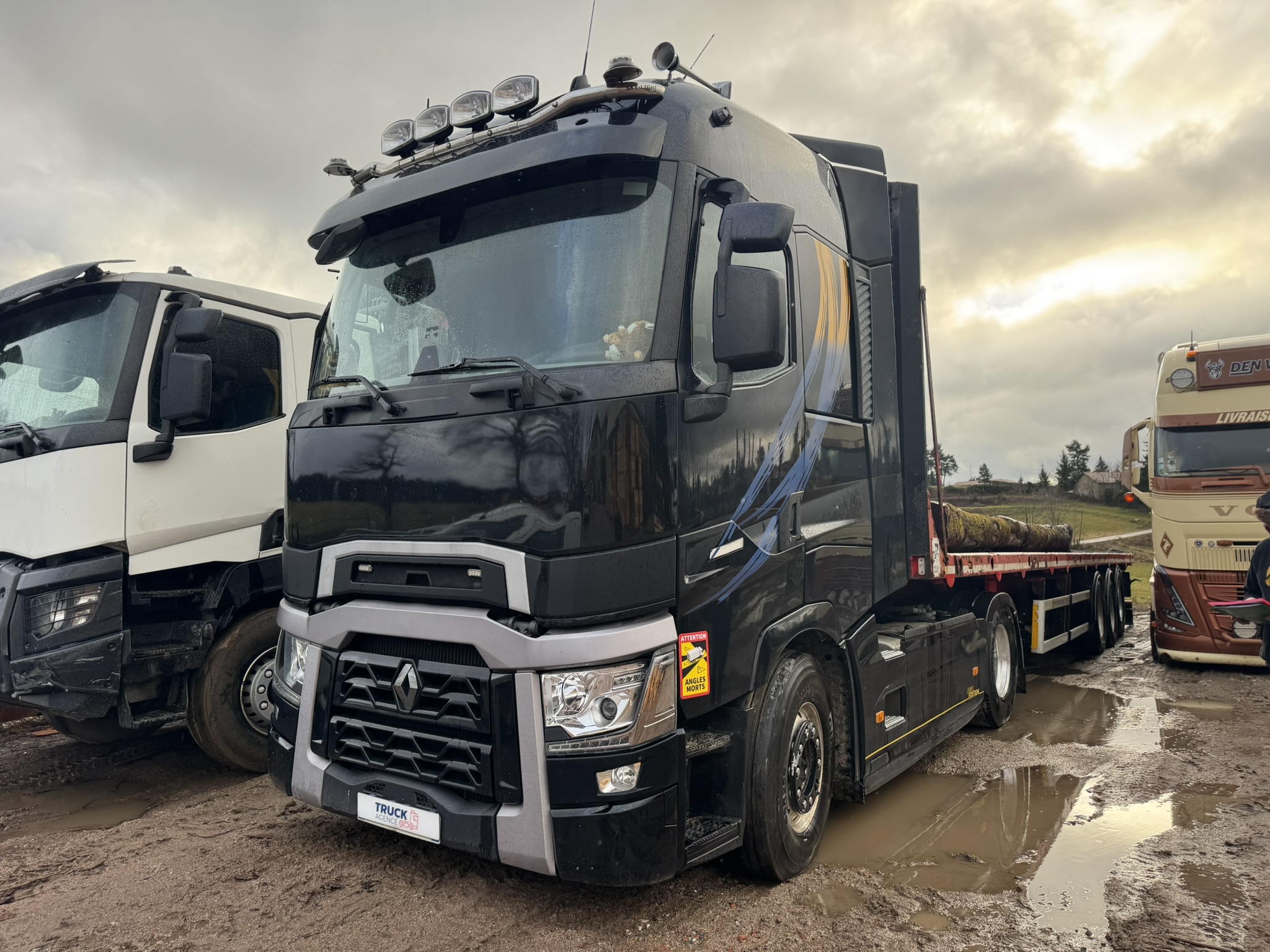 Vehicule RENAULT T520 KIT HDYRAULIQUE SEMI-REMORQUE PLATEAU FORESTIER GURLESENYIL TREYLER