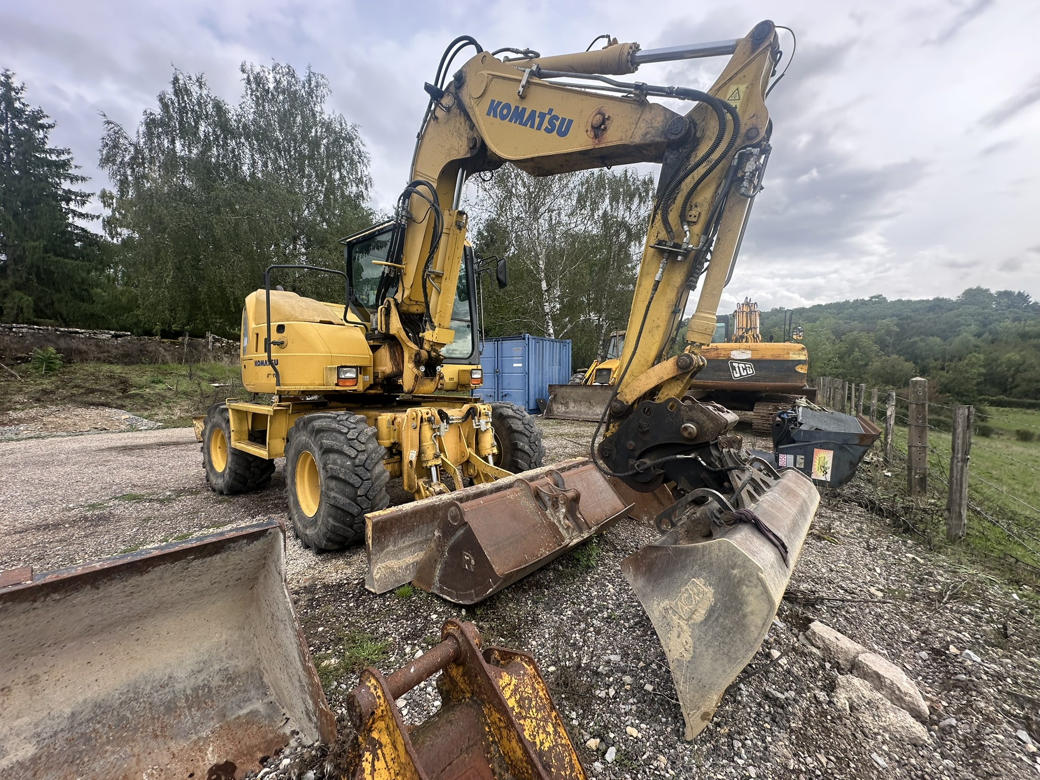 Vehicule Pelle à pneu KOMATSU PW 118 MR8