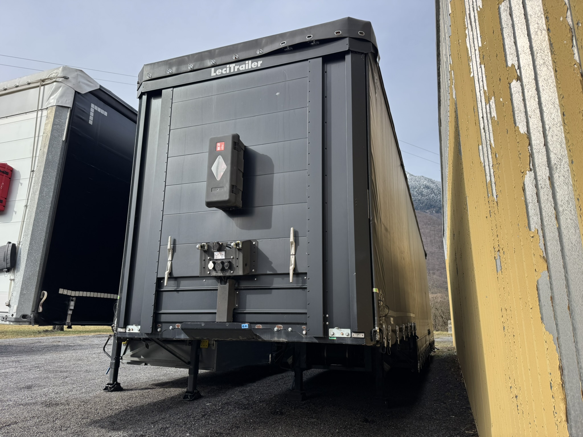 Vehicule SEMI-REMORQUE LECITRAILER PLSC SURBAISSE AVEC COL DE CYGNE 1 essieu