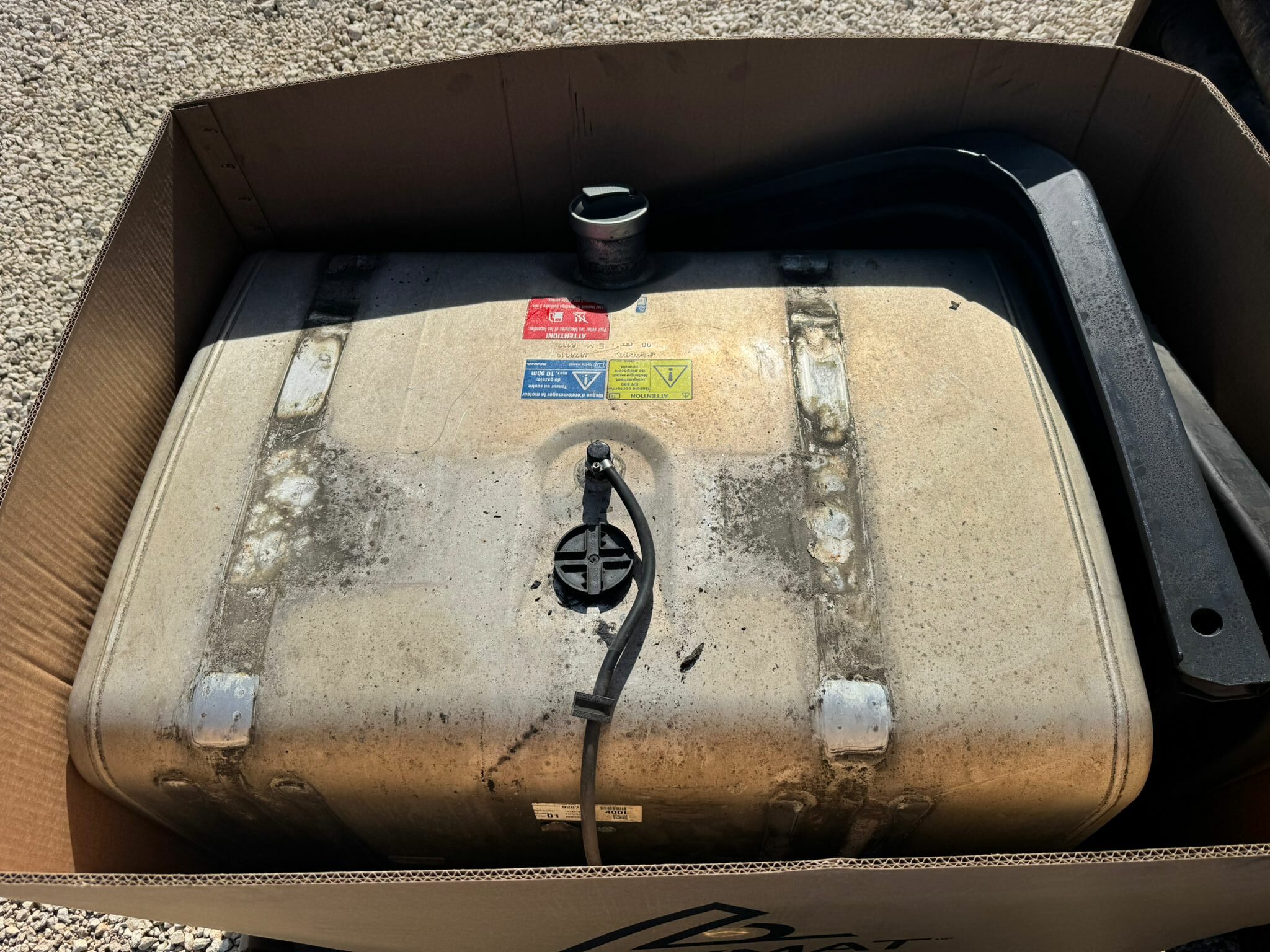 Vehicule Réservoir Gasoil Scania 400 dm3 Vendu avec supports