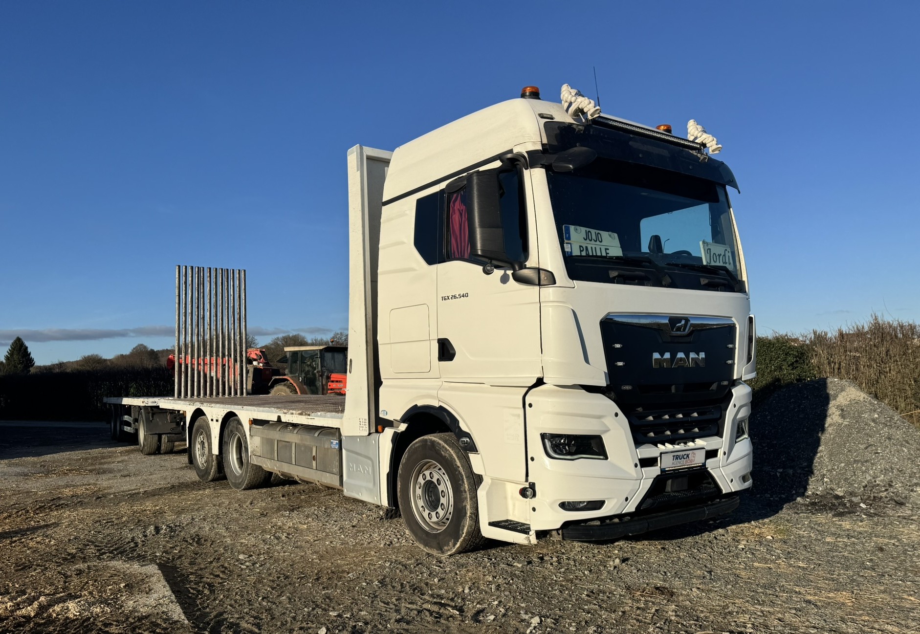 Vehicule ENSEMBLE MAN 6×2 TGX 26.540 PLATEAU PORTE PAILLE / BOIS – REMORQUE LECINENA