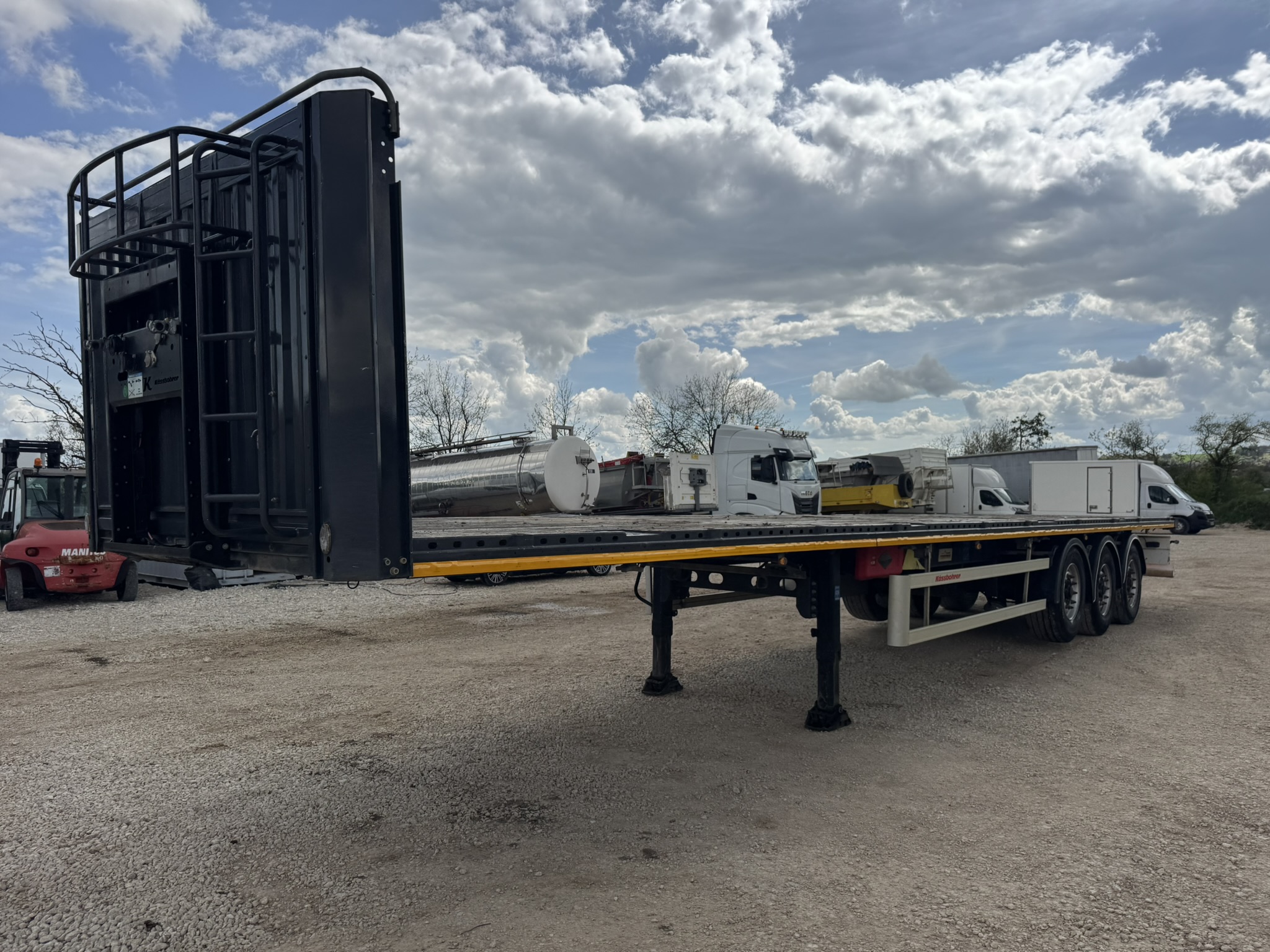 Vehicule SEMI REMORQUE KASSBOHRER PLATEAU