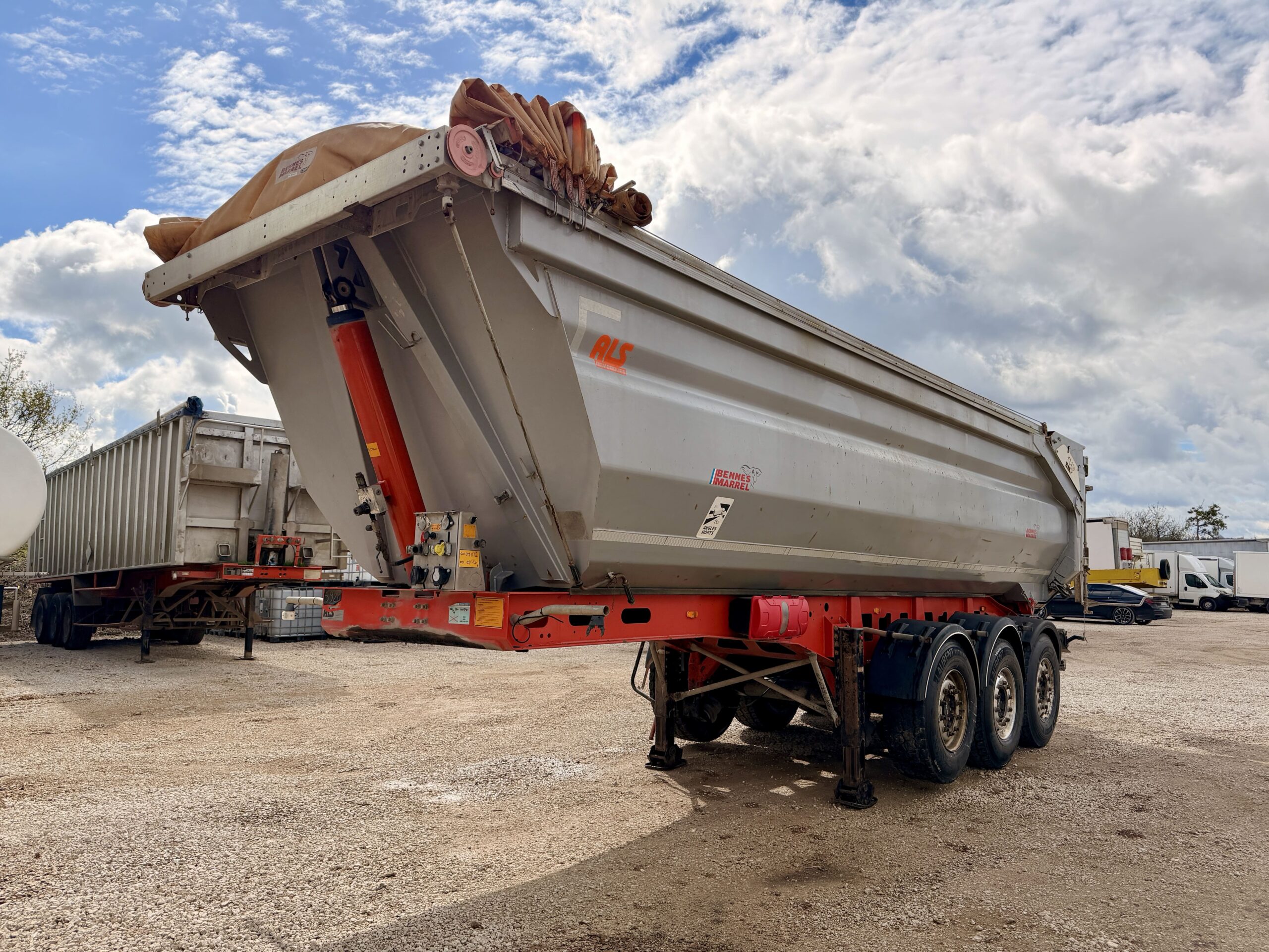 Vehicule SEMI-REMORQUE BENNE TP BENALU