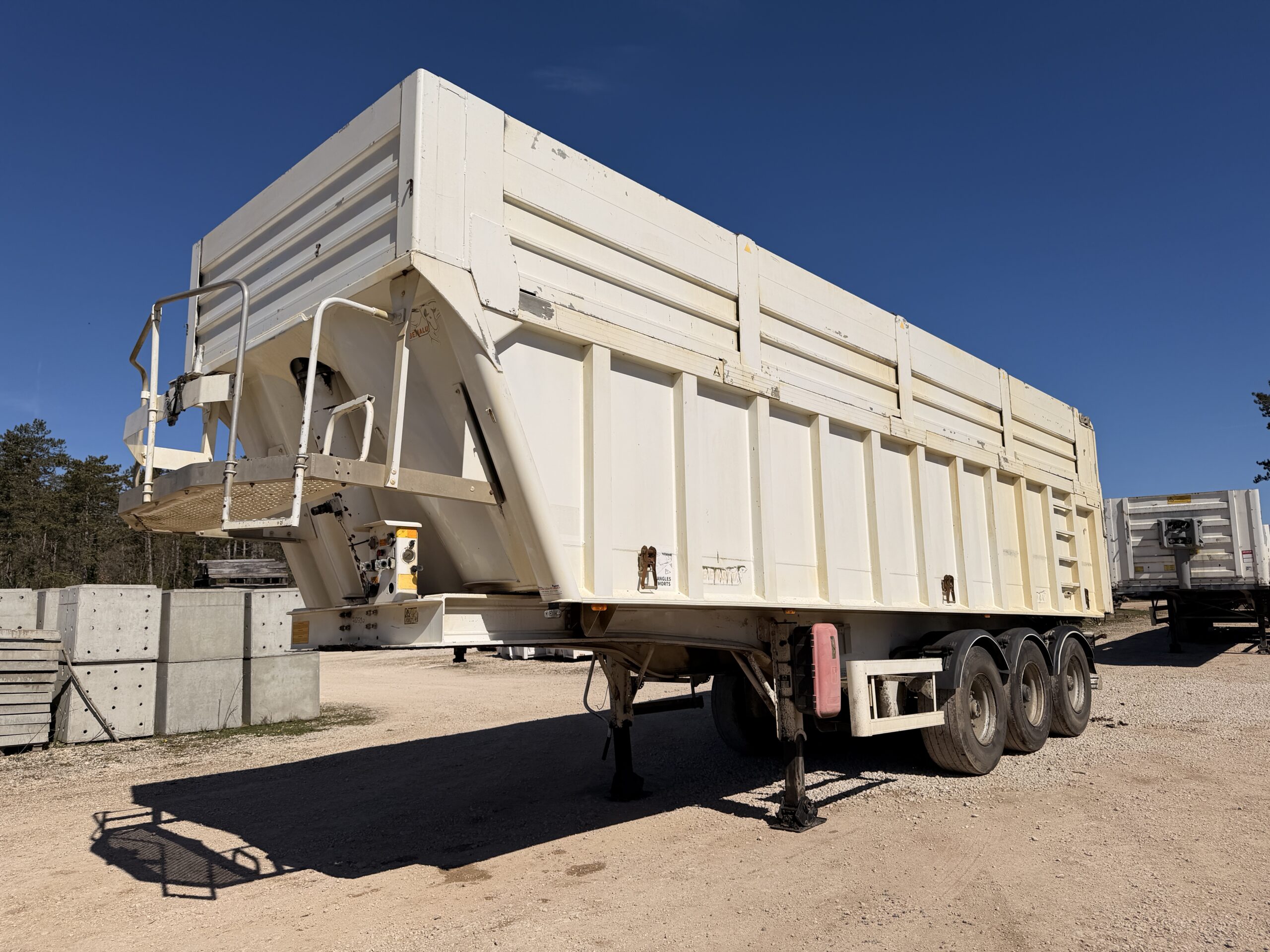 Vehicule SEMI REMORQUE BENNE TP BENALU AVEC REHAUSSE