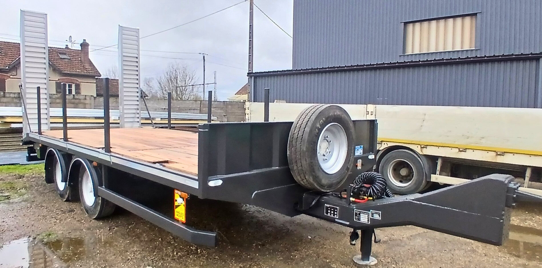 Vehicule Remorque plateau VEREM Fixe type PF 080 D 2 Essieux