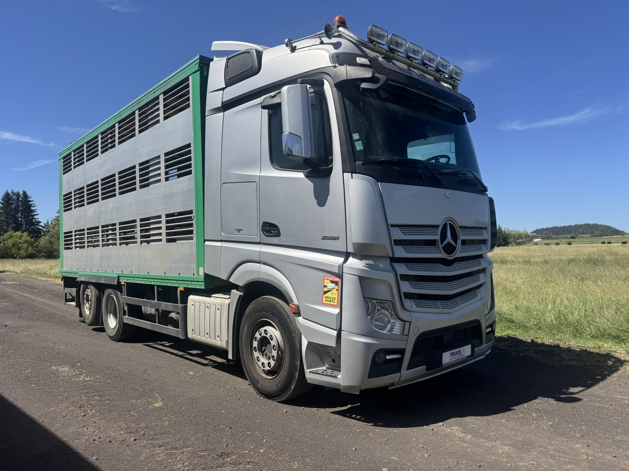 Vehicule Bétaillère MERCEDES 2551 6X2*4 Carrosserie GUITTON