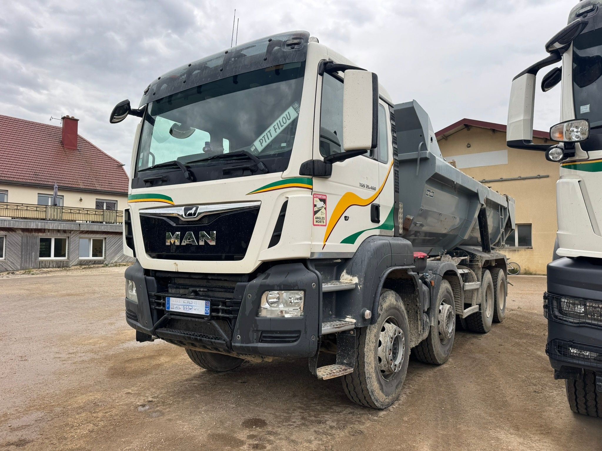 Vehicule Man TGS 35.460 8X4 Benne ronde enrochement Forez-bennes ROC LINE