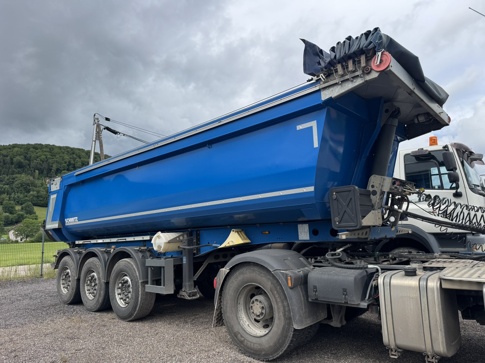 Vehicule Schmitz Benne TP Porte arrière hydraulique