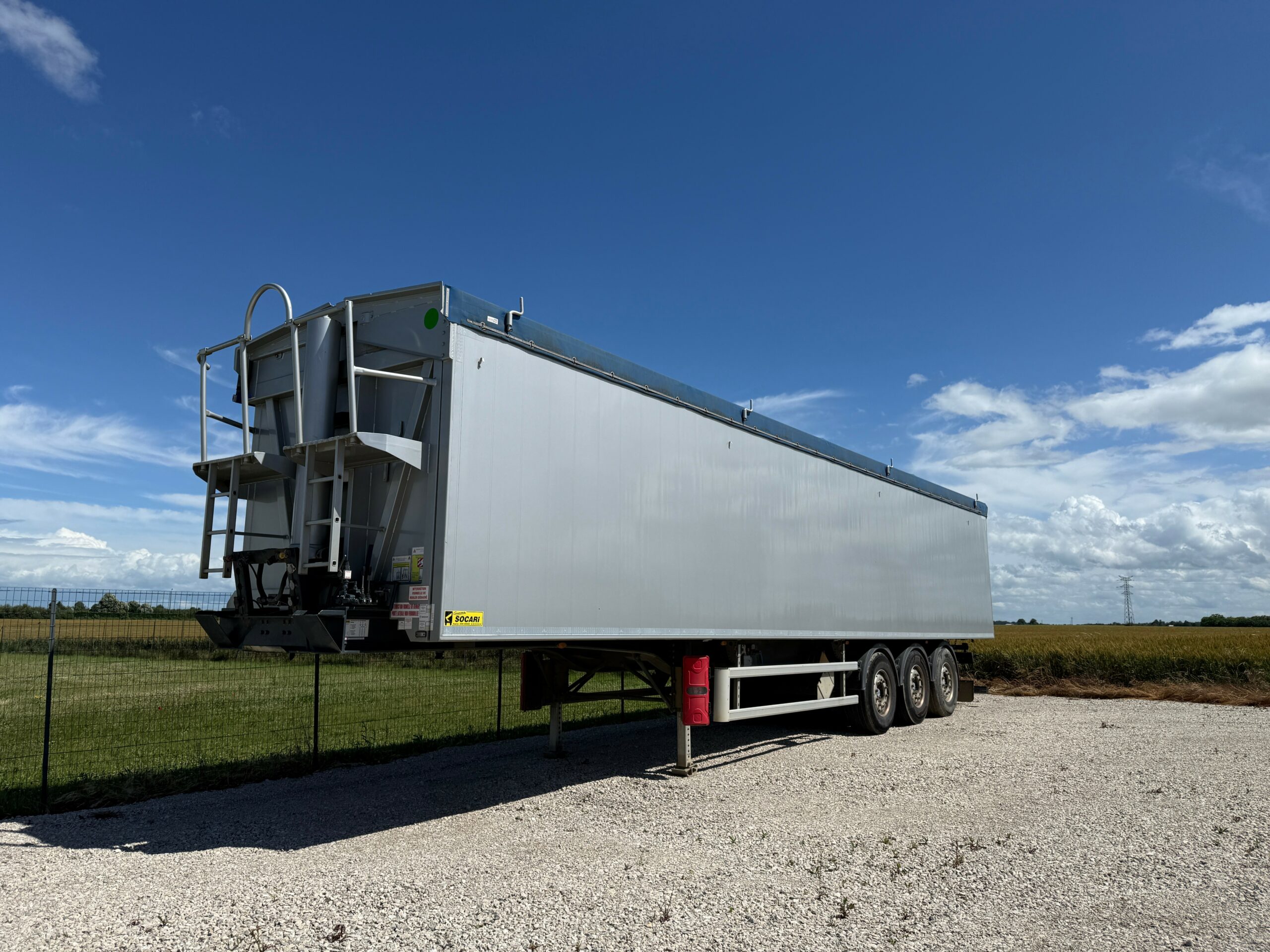Vehicule Semi-remorque Benne Céréalière 3 essieux SOCARI 69 m3