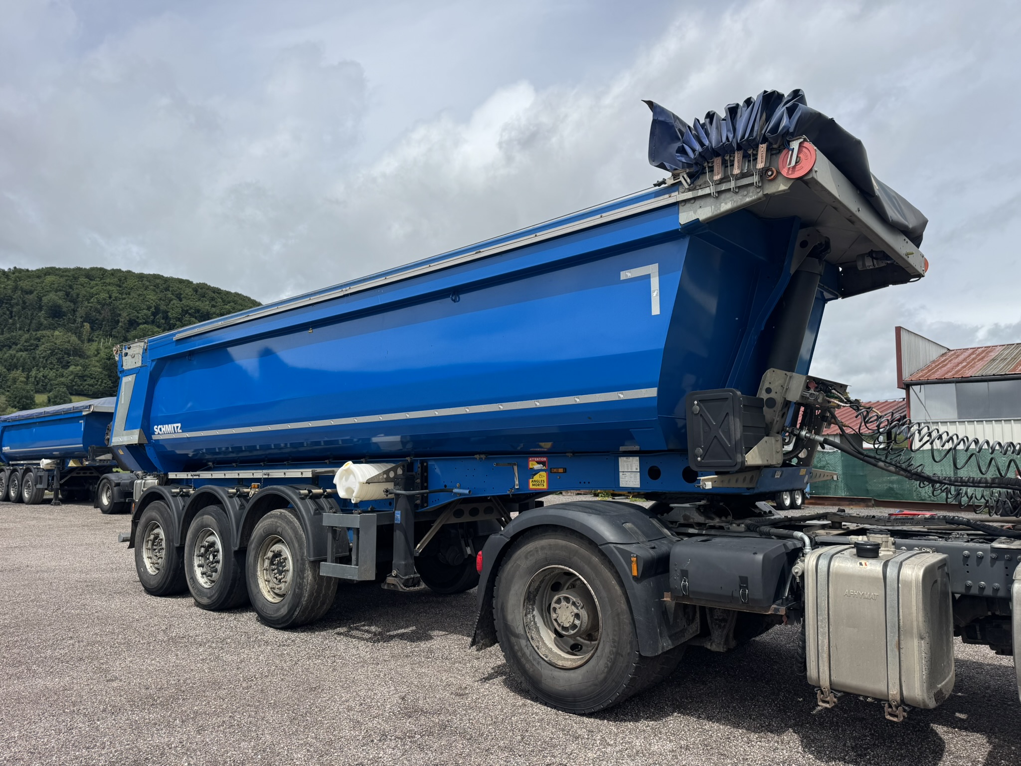 Vehicule Schmitz Benne TP Porte arrière hydraulique