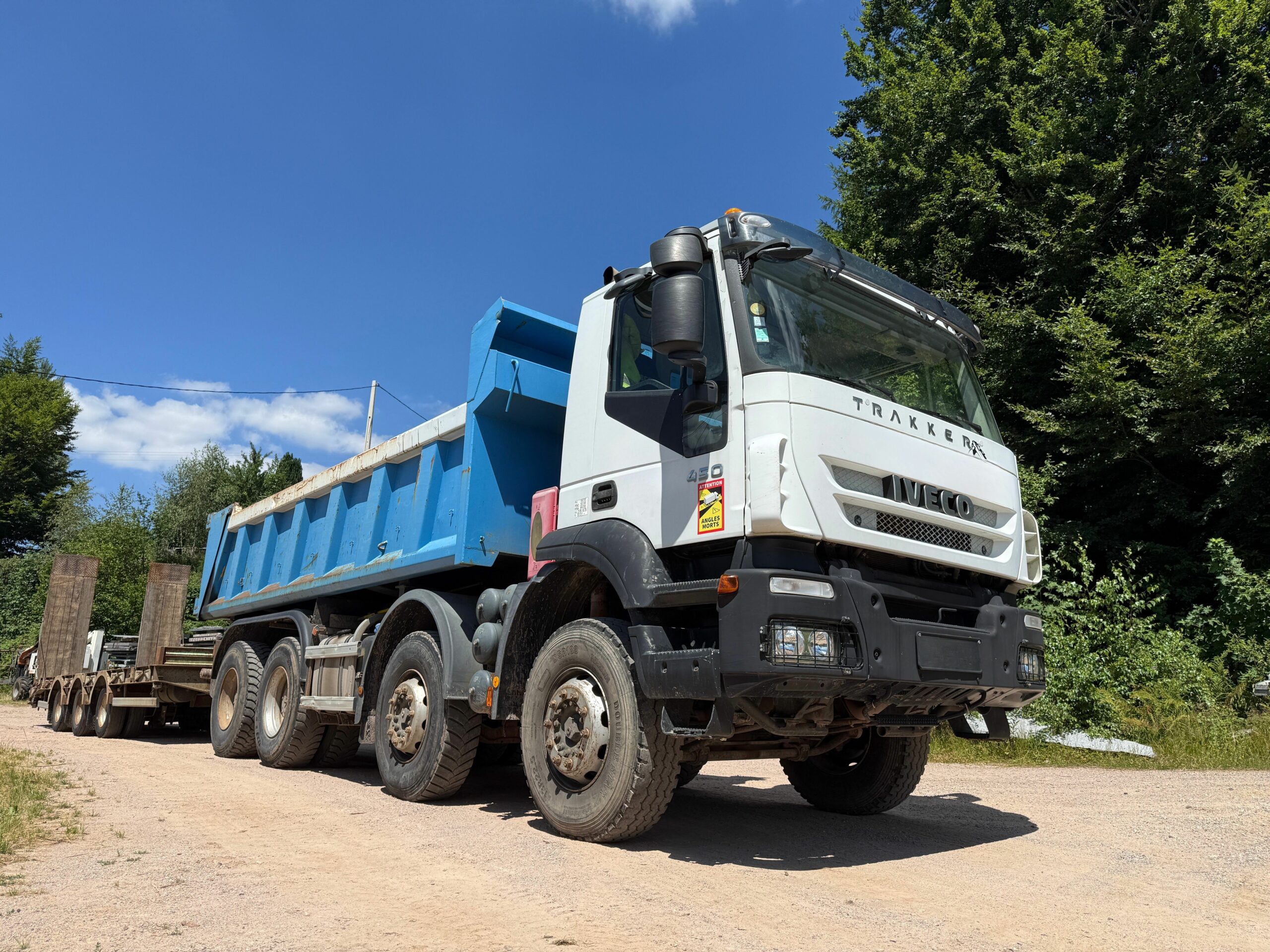 Vehicule IVECO TRAKKER 450 8X4 BI-BENNE Porte arrière hydraulique