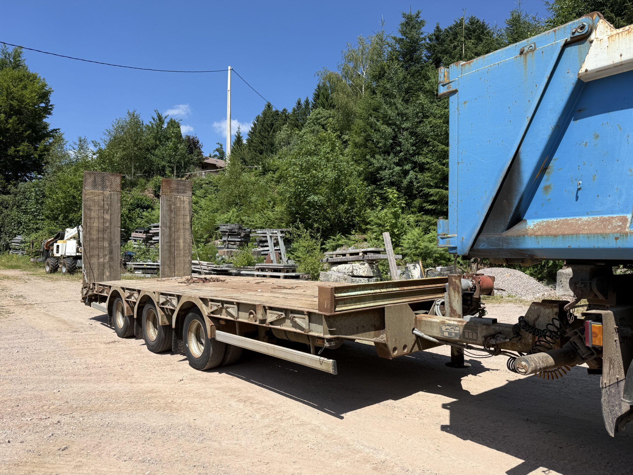 Vehicule REMORQUE ROBUSTE KAISER PORTE ENGINS 3 essieux